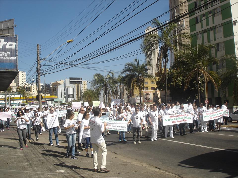 Presidente do Sindhoesg participa de passeata dos médicos em Goiânia -  SINDHOESG